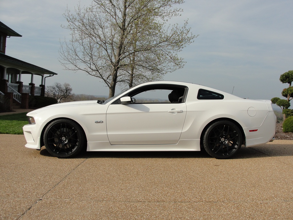 White ford mustangs with black bullet rims